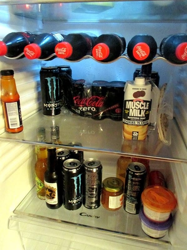 Oikea jääkaappi, joka toimii lähinnä virvoitusjuomakaapin täytevarastona sekä jäähdyttimenä kahdelle päivittäiselle take away-boksille.