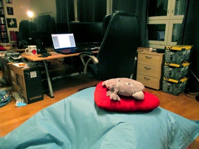 Taustalla ensisijainen työpiste, etualan säkkituolille siirryn session loppuvaiheessa kun pöytiä on niin vähän, etten tarvitse erillistä näyttöä läppärini kylkeen.