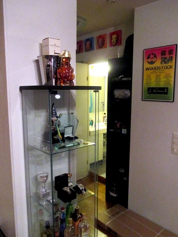 Ja kaikki tämä siksi, että palkintokaappiin saisi vähän täytettä. Napoleon-konjakki ja perusshampanja odottelevat kaapin päällä kuusinumeroista voittoa.