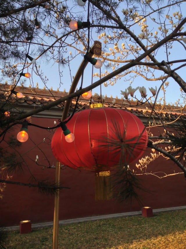 Lyhty iltahämärässä kielletyn kaupungin muurin vieressä.