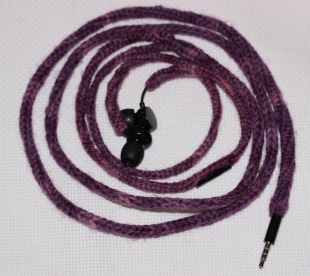 Neulomalla kesytetty nappikuulokejohto