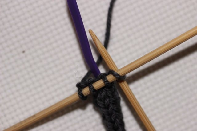 4 silmukan i-cord, lanka kulkee johdon takaa