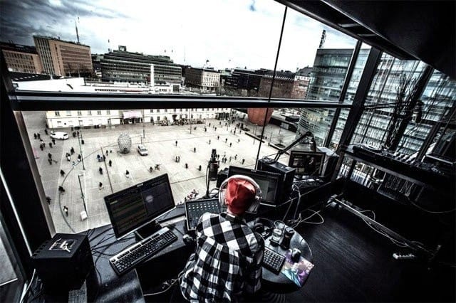 Spin FM -juontaja Rory Winstonin sanoin: “We have kidnapped this broadcast… You are now all hostages of Spin FM.”