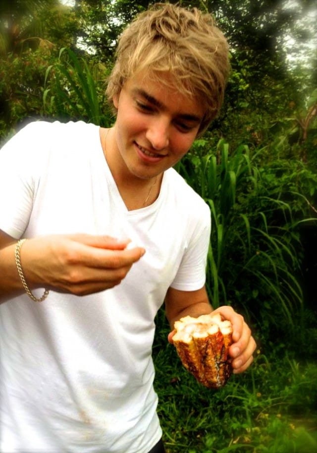 Lasse hifistelemässä tuoreen kaakaon kimpussa Amazonilla.