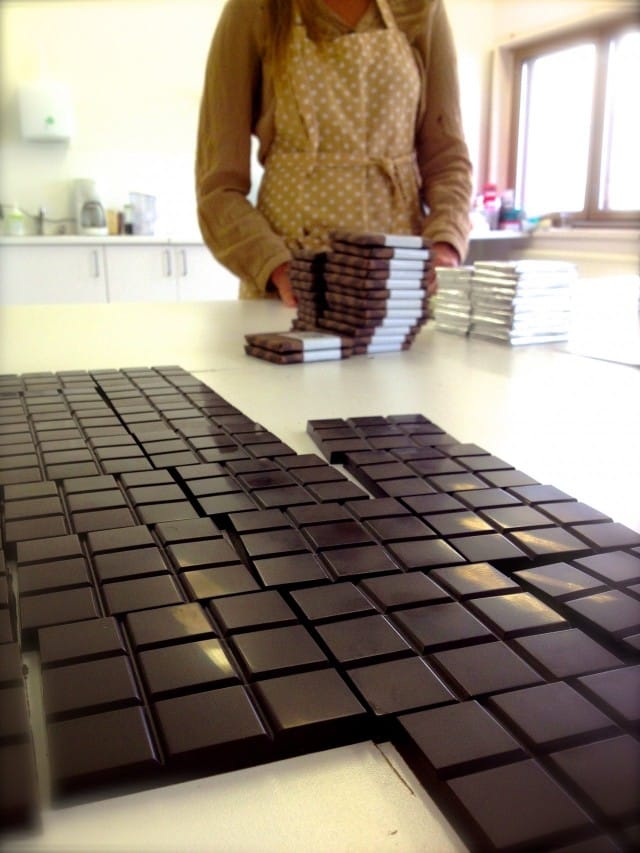 Goodio on monen käsityövaiheen tuote. Tässä pannaan Goodiota pakettiin. Respect porukalle aikamoisesta näpertämisen määrästä.