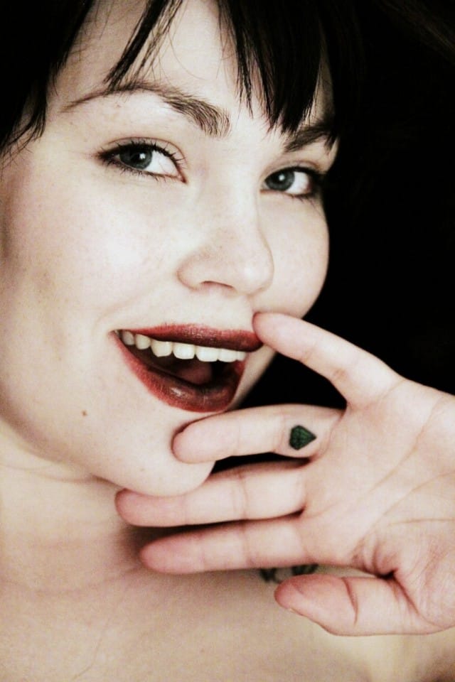 En ikinä muista pitää sormusta, joten tatuoin nimettömääni pysyvän smaragdin.