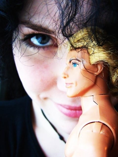 MRV 16-vuotiaana ja He-Manin kaksoisolento John Smith -barbie