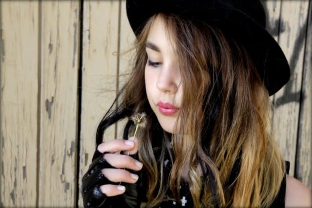 Tässä kuvassa on mielestäni kivaa lapsuuden viattomuutta ja toisaalta nuoruuden kapinaa :)