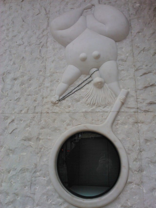 Kerro kerro kuvastin, lissabonilaisen jalokivilikkeen seinusta :)