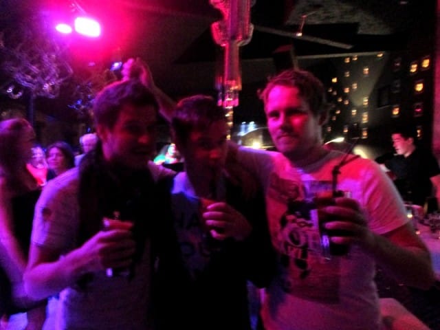 Mikael, allekirjoittanut ja Brädi Bar 12:ssa petolliset Long Islandit kädessä.