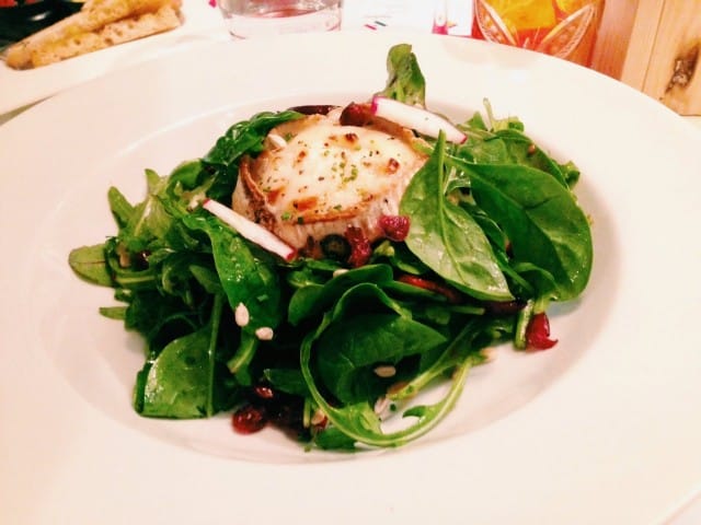 Namun SYÖ-annos, vuohenjuustosalaatti.