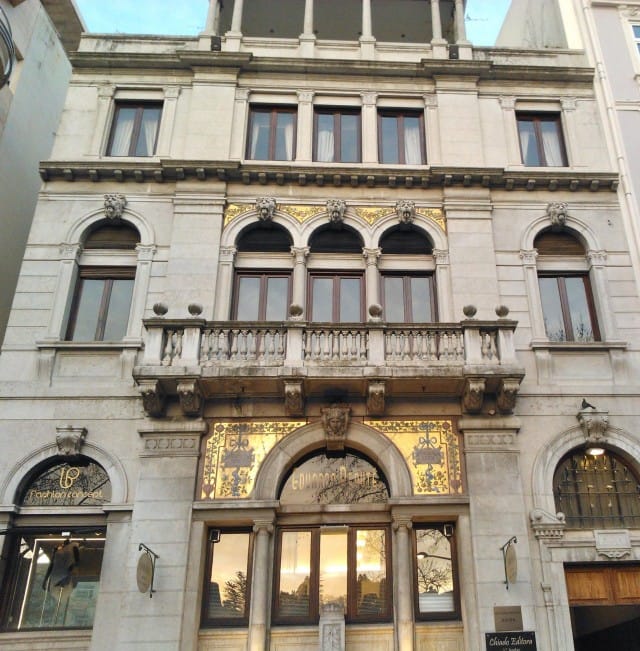 Tämän talon koristelu on kullattu