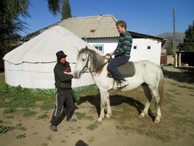 Brädin ensihetket ratsailla. Herra Lira avustaa, taustalla perinteinen kirgiisijurtta.