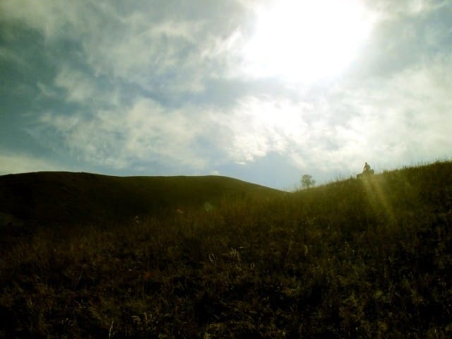 Kuba katoaa kukkulan taakse, minä jään mottiin.