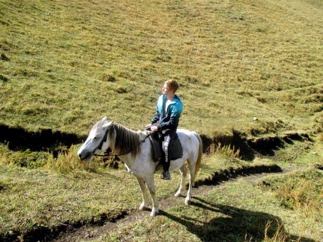 Allekirjoittanut ratsailla. Tuulitakki tuntui aamulla pakolliselta, keskipäivällä lämpötila on yli 30 asteen.