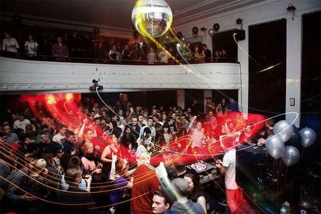 Bileet yökerho Adamsissa?