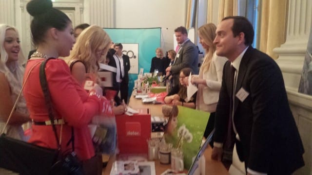 Mainostajan ja kuluttajan välillä vuonna 2014 ei ole enää mediatoimistoa. Brändi puhuttelee kuluttajia usein suoraan bloggarien kautta.  Brändimainonta lisääntyy mediaperheissä kuten City Digital. Kuvassa Ifolorin Pekka Ketonen esittelemässä mahtavia