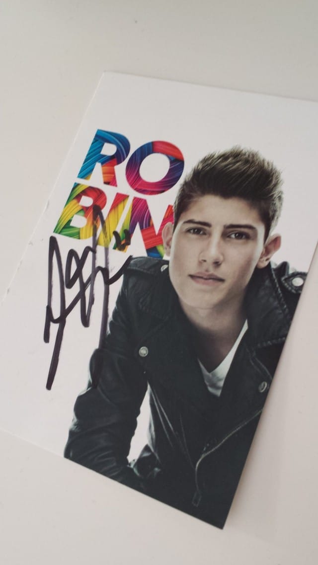 Robin veti keikan poitsun koulussa. Veeti sai Robinin nimmarit :)