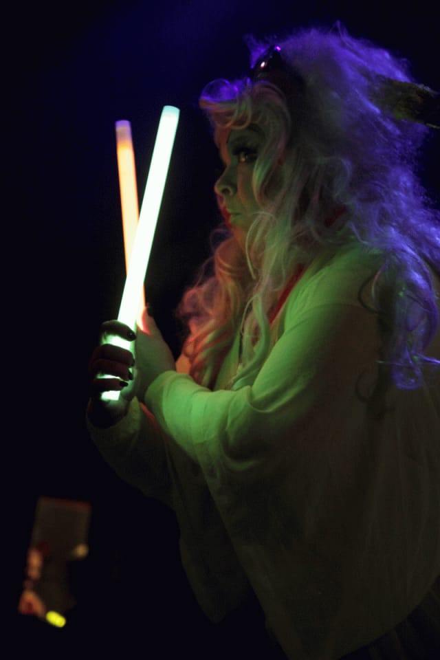 Leila Halkeama heiluttaa tikkujaan Kraftwerkin tahtiin