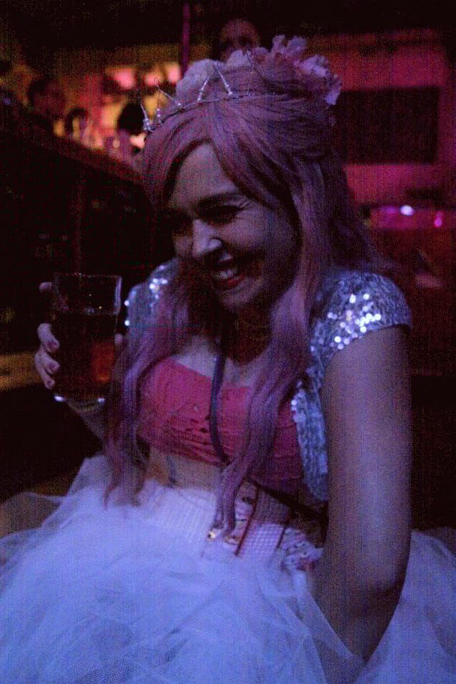 Tämä ihana prinsessa pääsi viralliseksi stalkkeriksemme! :)