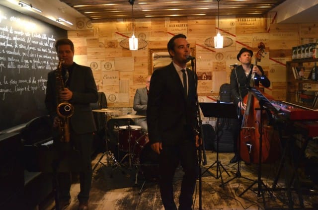 Leppilampi nosti tunnelman kattoon.