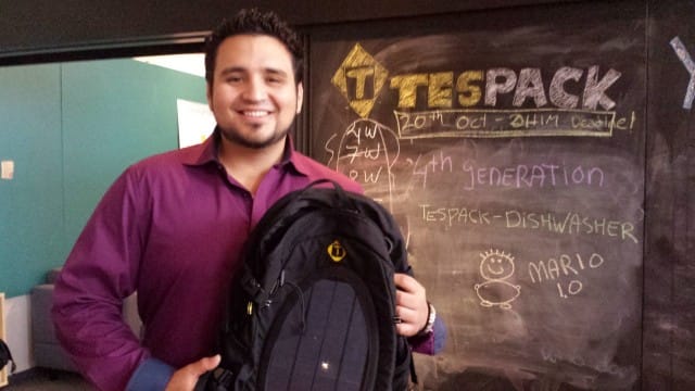 Yrittäjä esittelee TesPack -innovaatiota, jolla voi ladata kännykän tai läppärin vaikka viidakon keskellä.