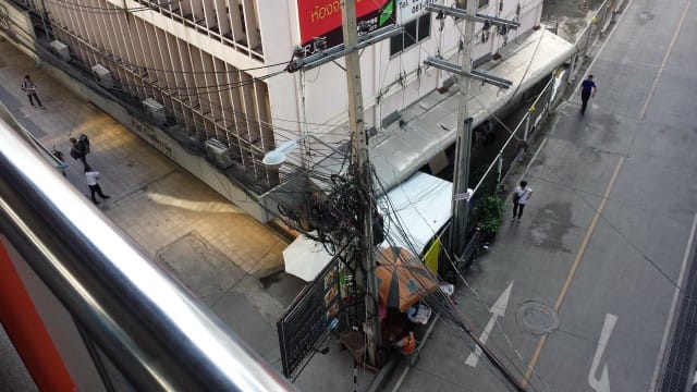 Sähköjohtojen asennustyyli on hieman vapaampi kuin Suomessa.