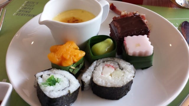 Syön kaikki jälkiruoat. Nami!