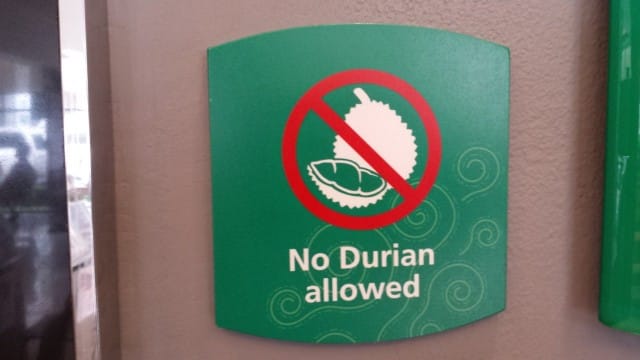 Erikoinen kyltti. Hotellilta.