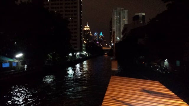 Bangkokin valot. Pimeä tulee niin aikaisin että valaistukseen pitää kiinnittää huomiota.