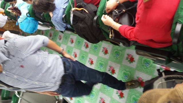 Lentokentällä meidät ottaa vastaan 70-luku henkimen dieseliltä tuoksuva bussi