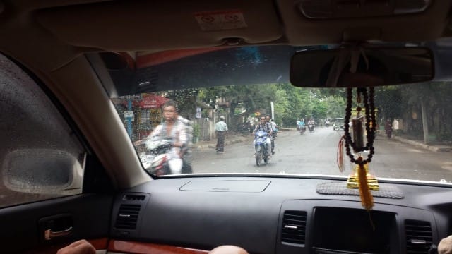 Mopoja ja skoottereita Myanmarissa on paljon. Niiden maahantuonti on hyvä bisnes. Moni hakee skoottereita 2 yhden päällä ajaen esim Kiinasta.