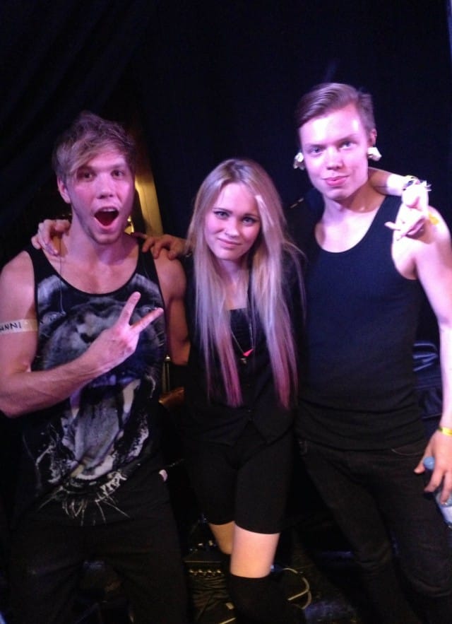 Sanni ja kullanarvoiset bändin pojat.