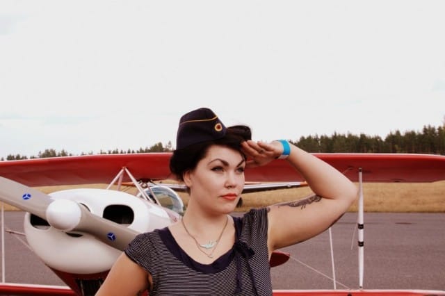 Vähän nolotti pitää suikkaa, koska paikalla oli oikeita lentäjiä :D Kuvan otti "Viikinki"