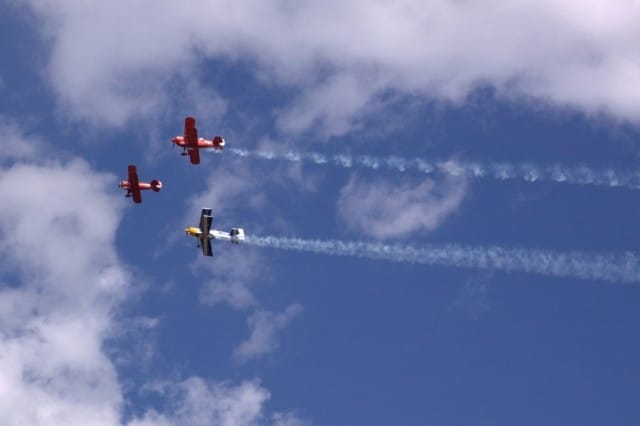 Nämä koneet ovat paitsi muutaman metrin päässä toisistaan myös ylösalaisin, siis YLÖSALAISIN!