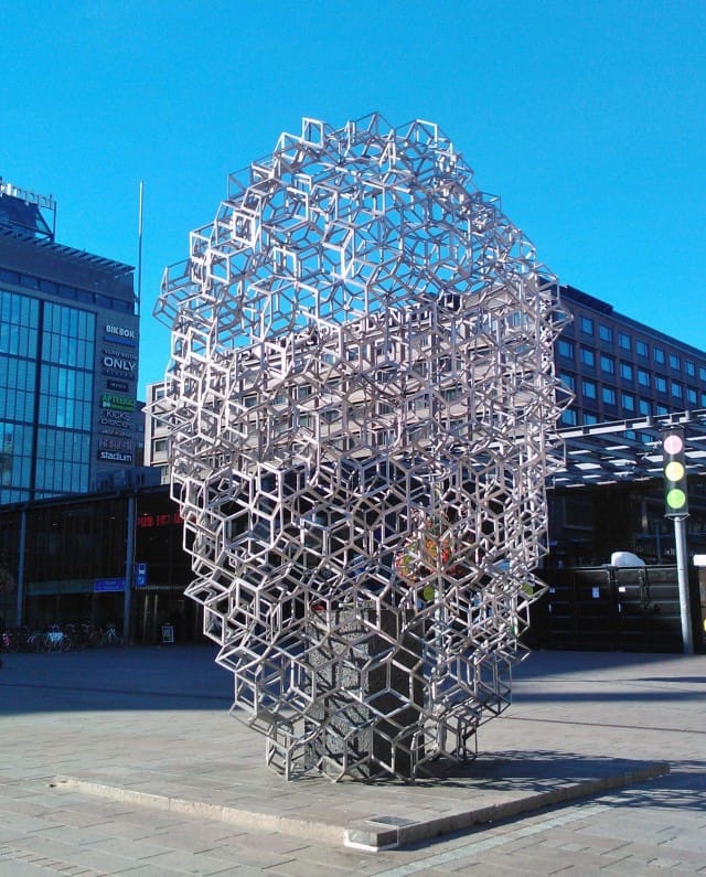 Yrittäjät tietävät kuinka työelämä muuttuu. Tässä heille omistettu veistos Kampissa.