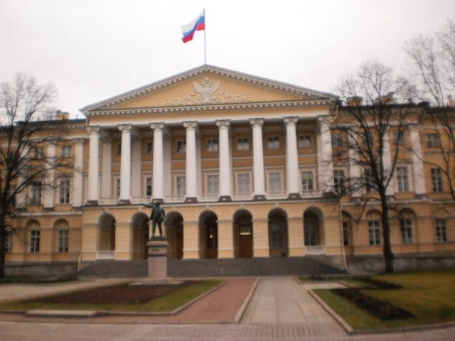 Smolnan edessä Lenin omistajan elkein