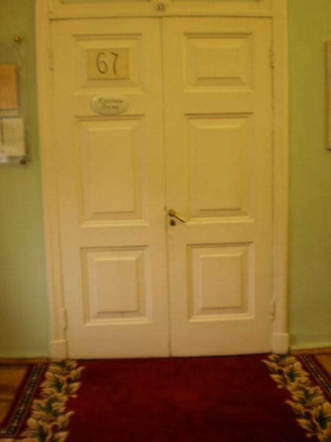 Tässäpä ovet vaatimattomaan pyhimpään, minne pian astumme.