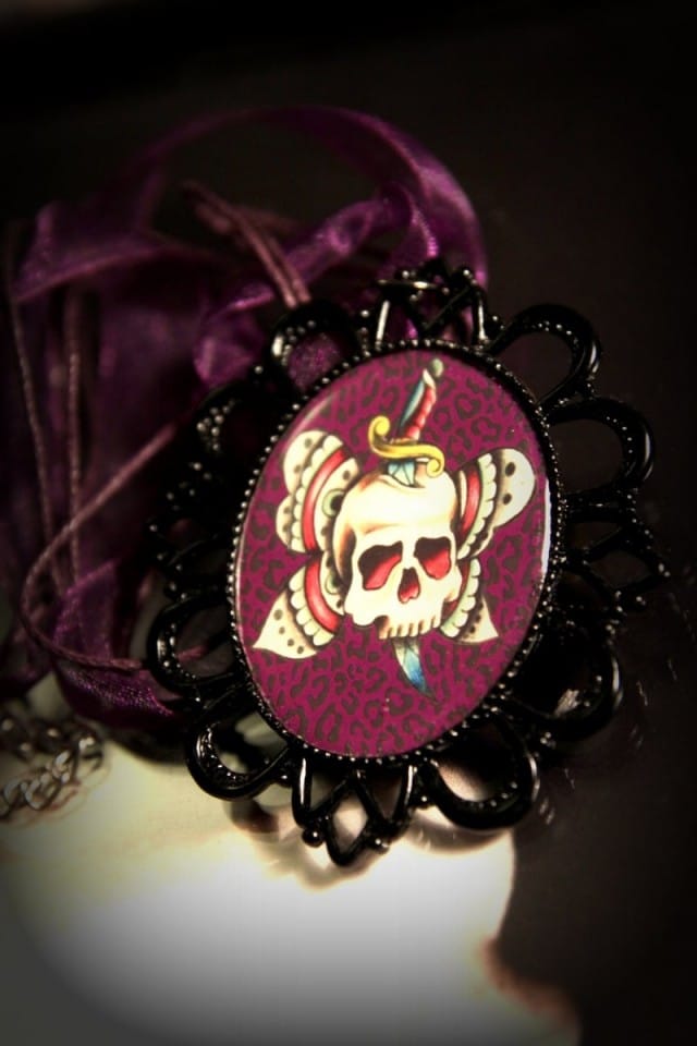 Pääkalloperhonen-medaljonki