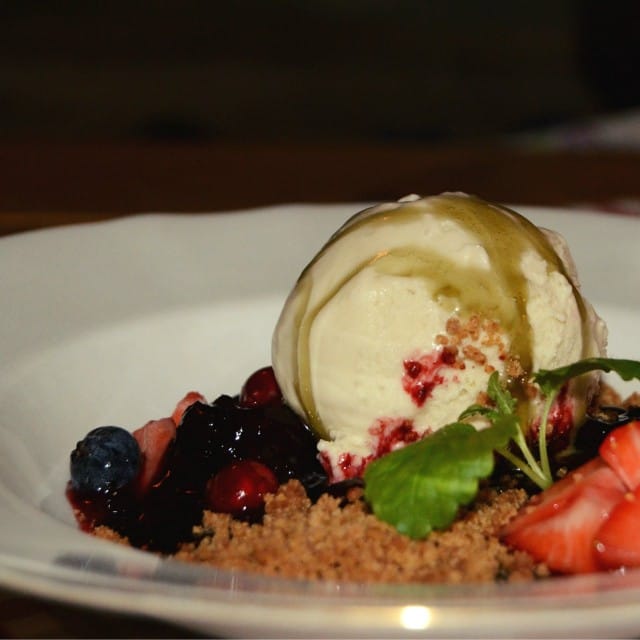 Sisujäätelöä, marjahässäkkää. Makiaa mahan täydeltä.