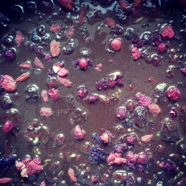 Raakasuklaata punaisilla marjoilla ♡