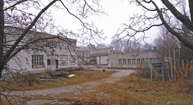 Taivallahden kasarmi pihalta päin