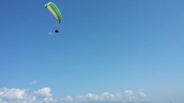 Riippuliitäjä 1.5 km korkeudella Nepalissa Pokharan yllä.