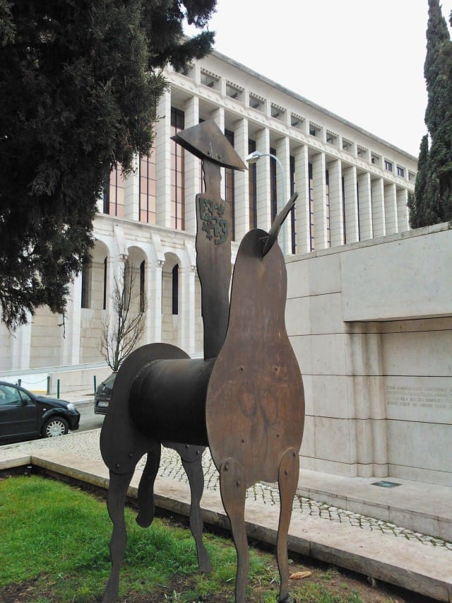 Jos on päättänyt taistella tuulimyllyjä vastaan kuten kuvan herra Don Quijote, silloin on syytä keskittyä vain tuulimyllyihin!