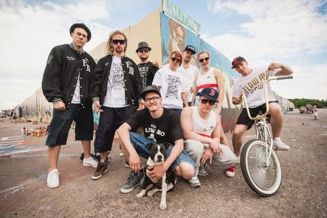 Flow Mo Crew kymmenvuotisjuhlatunnelmissa kesällä 2012.