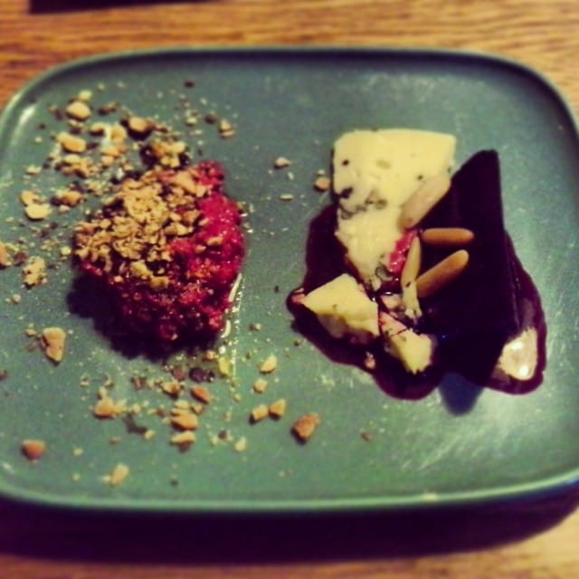 Punajuurihummus & Dukkah + Punajuurta, kirsikkaa ja homejuustoa (syksyisemmäksi tuunattuna versiona: kirsikka-balsamicossa marinoitu punajuuri & Ahlmanin Selín -homejuusto)