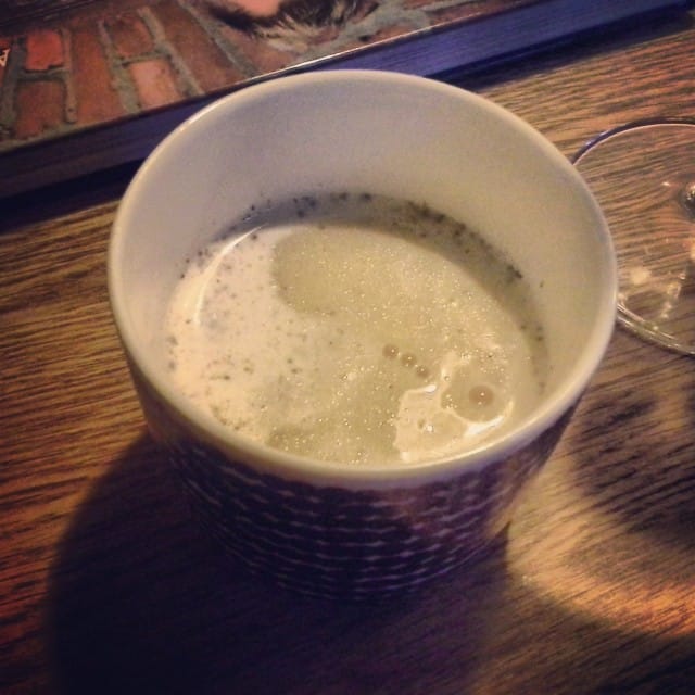 Kardemummalla maustettu lanttukeitto kanelikerman kera