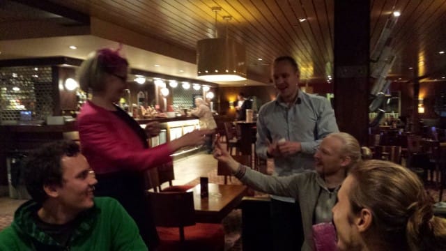 Työkavereiden kanssa on ilo pitää hauskaa ja juhlistaa vuoden saavutuksia. Kuvassa W3:lta Anu Halme, Pekka Front, Joonas Koski. Etualalla Pauli ja Antti.