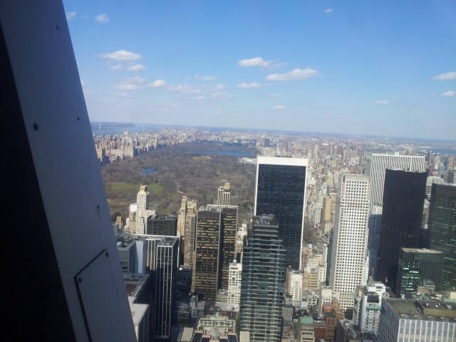 Ihan tavallinen ihminen Rockefeller perusti öljy-yhtiön ja antoi firman perinnöksi pojalleen. Ihan tavallisen isän poikana kasvanut John D. Rockefeller rakensi Rockefeller tornin ja työllisti samalla valtavan määrän ihmisiä 1900-luvun alun mustan maa