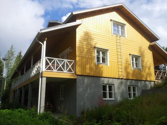 Riittääkö 600 neliötä kesämökille? Ihan tavallinen oman uransa luonut yrittäjä on sitä mieltä että riittää jos siinä on erillinen puulla lämmitettävä rantasauna.